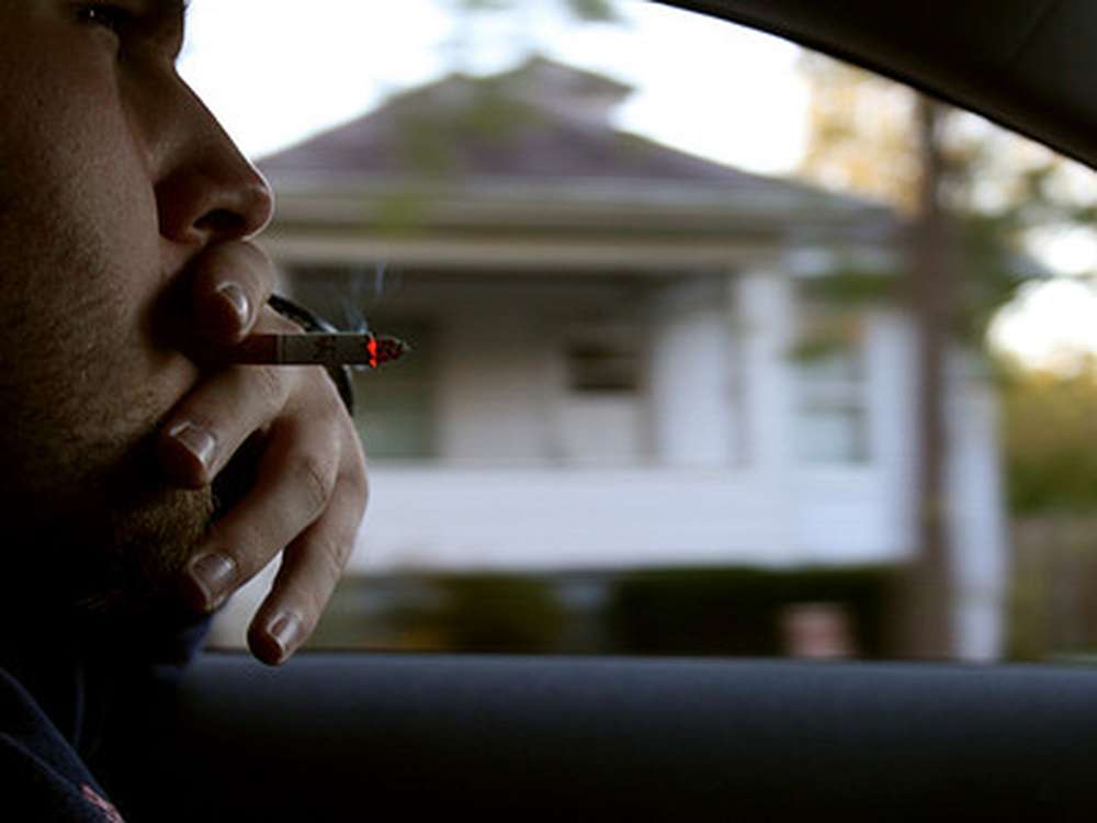 Можно курить в машине. Курит в машине. Мужчина курит. Парень курит в машине. Парень с сигаретой в машине.