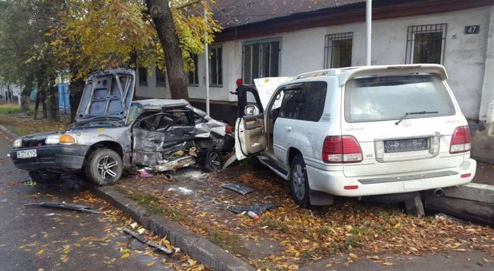 ДТП в Алматы: Lexus "уничтожил" Opel
