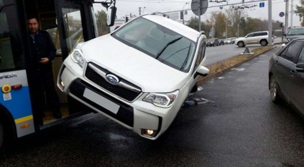 Необычное ДТП в Алматы: Subaru заехал на автобус