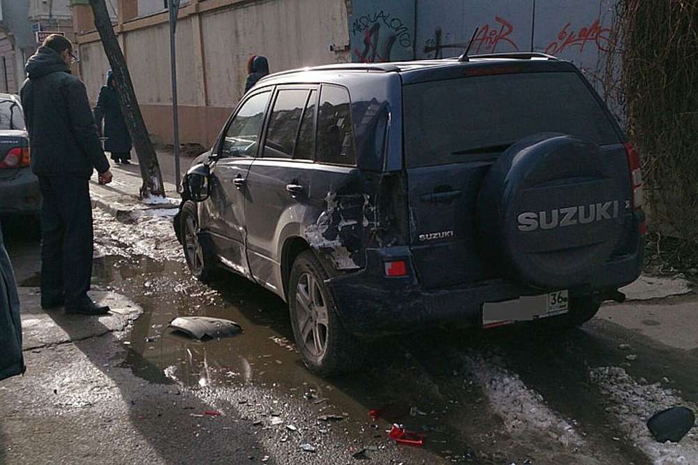 В Воронеже пьяный водитель Toyota протаранил 13 припаркованных машин