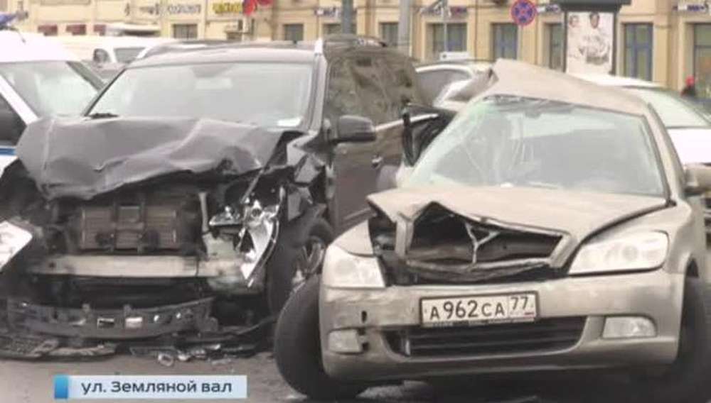 Один человек погиб в ДТП на Земляном Валу в Москве