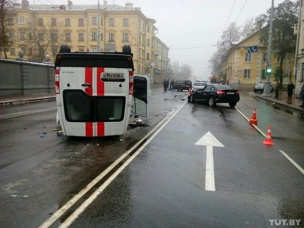 Скорая минск. Скорая помощь перевернулась.