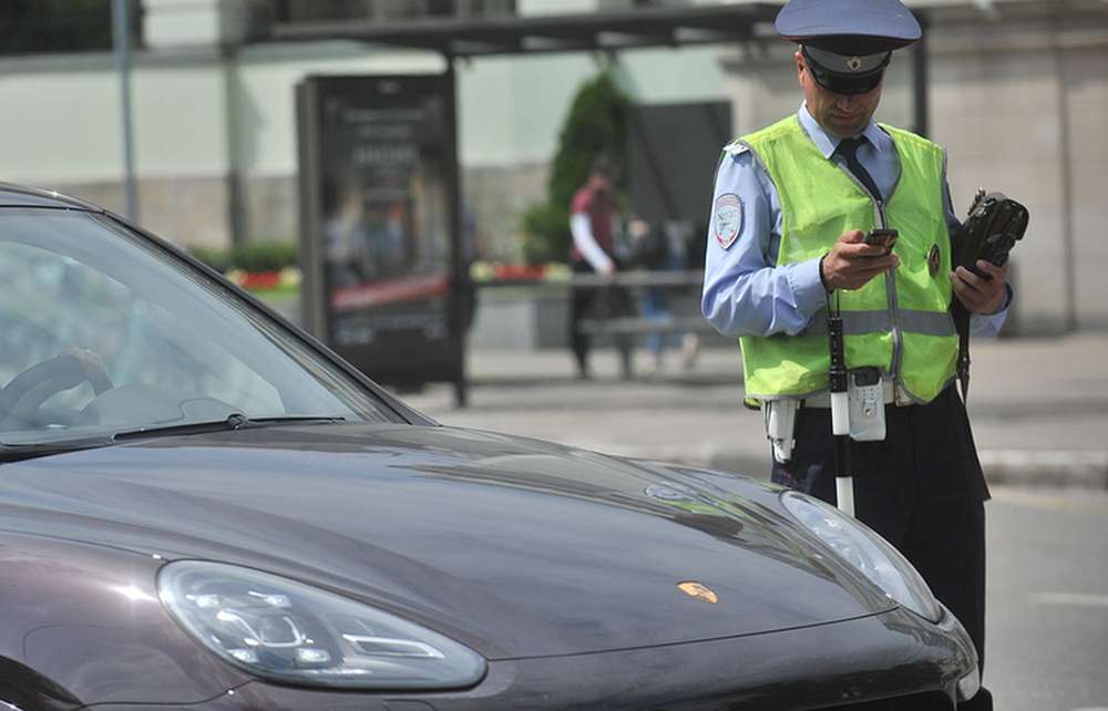 В Москве Porsche Cayenne разбил во дворе пять машин