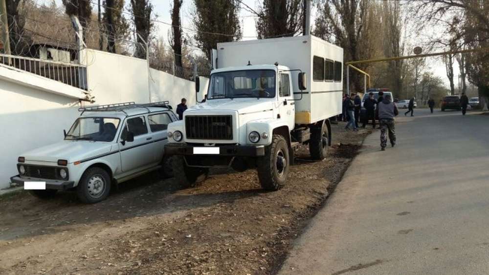 В Алматы грузовик дважды переехал девушку