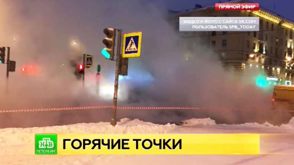 В Петербурге автомобиль провалился в промоину с кипятком