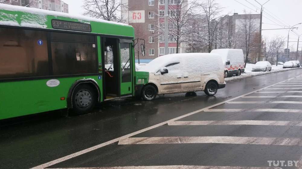В Минске водителю автобуса стало плохо за рулем: он протаранил 7 автомобилей