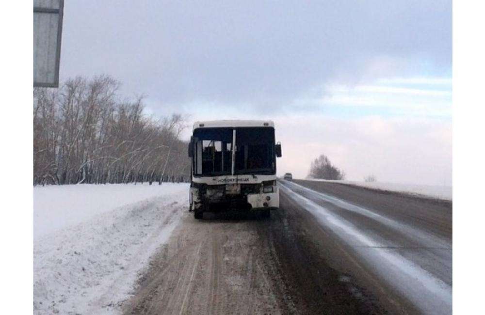 В Кузбассе в ДТП с рейсовым автобусом погибли четыре человека