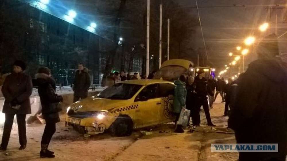 В Москве автомобиль сбил девять человек на трамвайной остановке