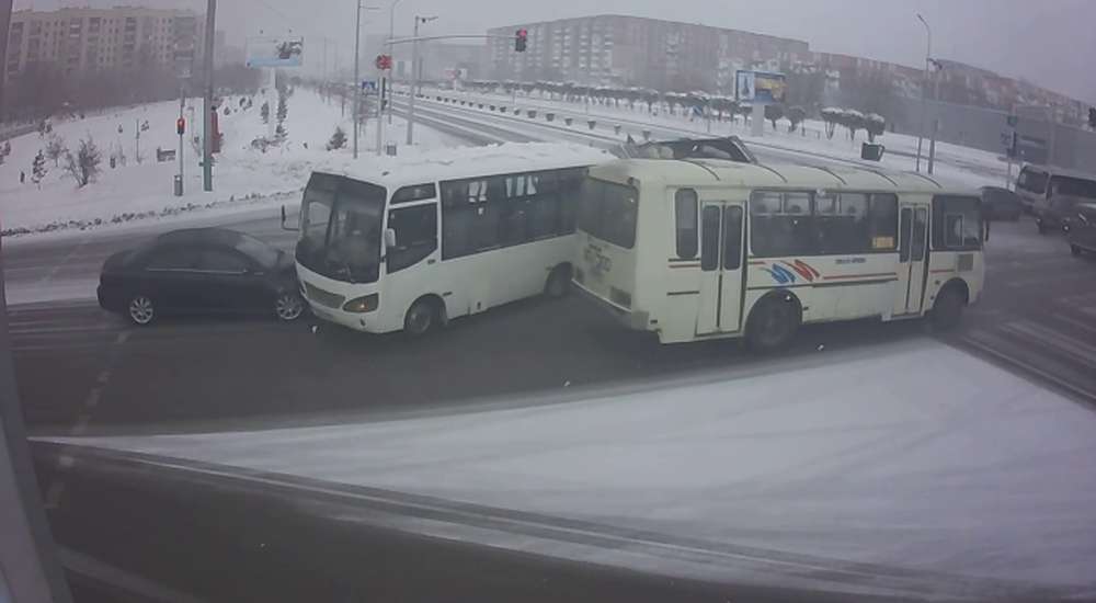 Автобус протаранил несколько авто в Караганде