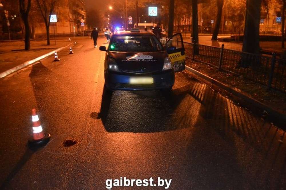 В Бресте на переходе такси насмерть сбило 28-летнего пешехода