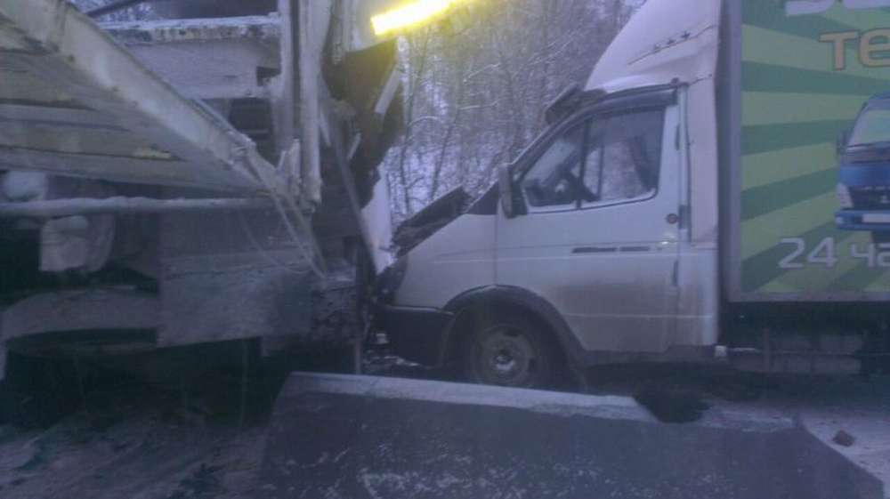 В Новосибирской области грузовик устроил тройное ДТП