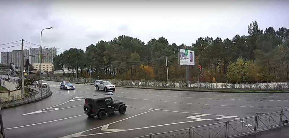В Сочи внедорожник сбил девушку на пешеходном переходе