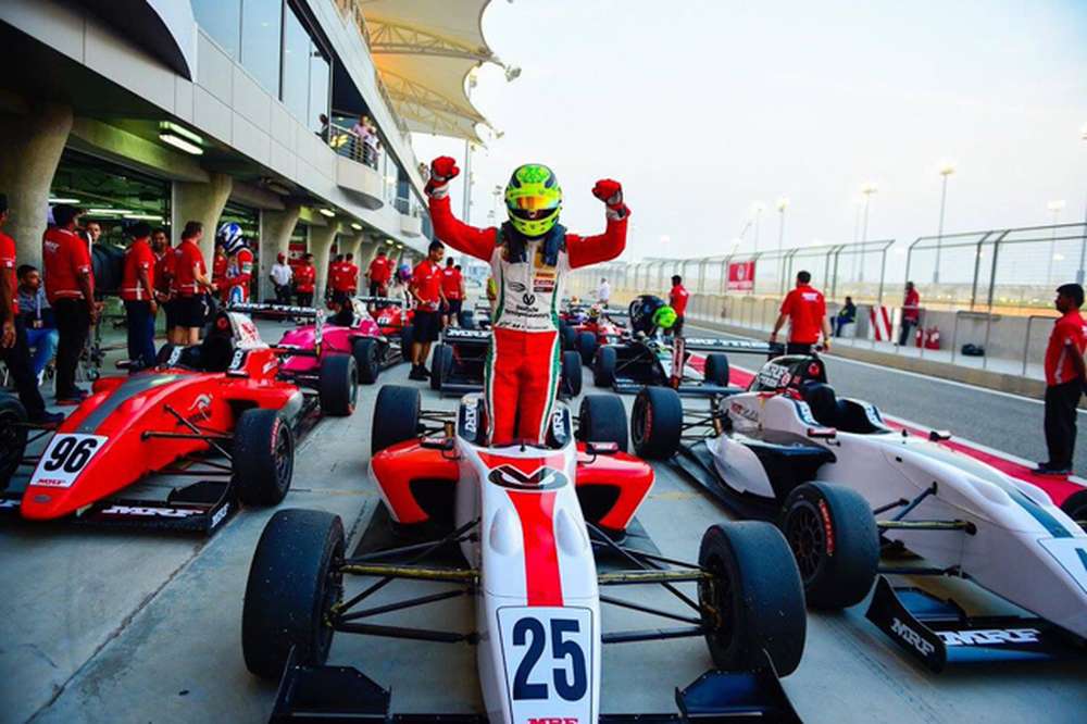 Мик Шумахер выиграл две гонки MRF Challenge в Бахрейне