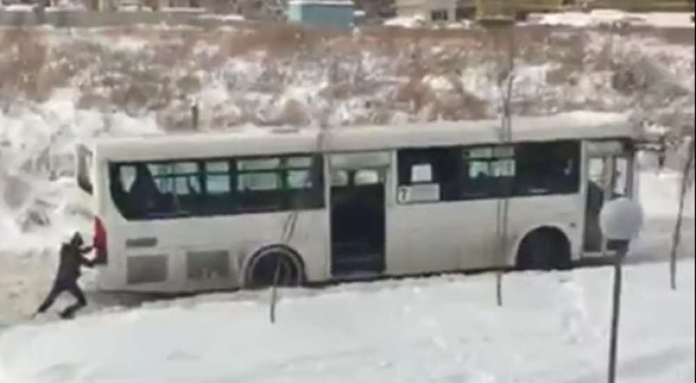 Алматинцы вынуждены толкать автобусы по гололеду в "Алгабасе" - очевидец
