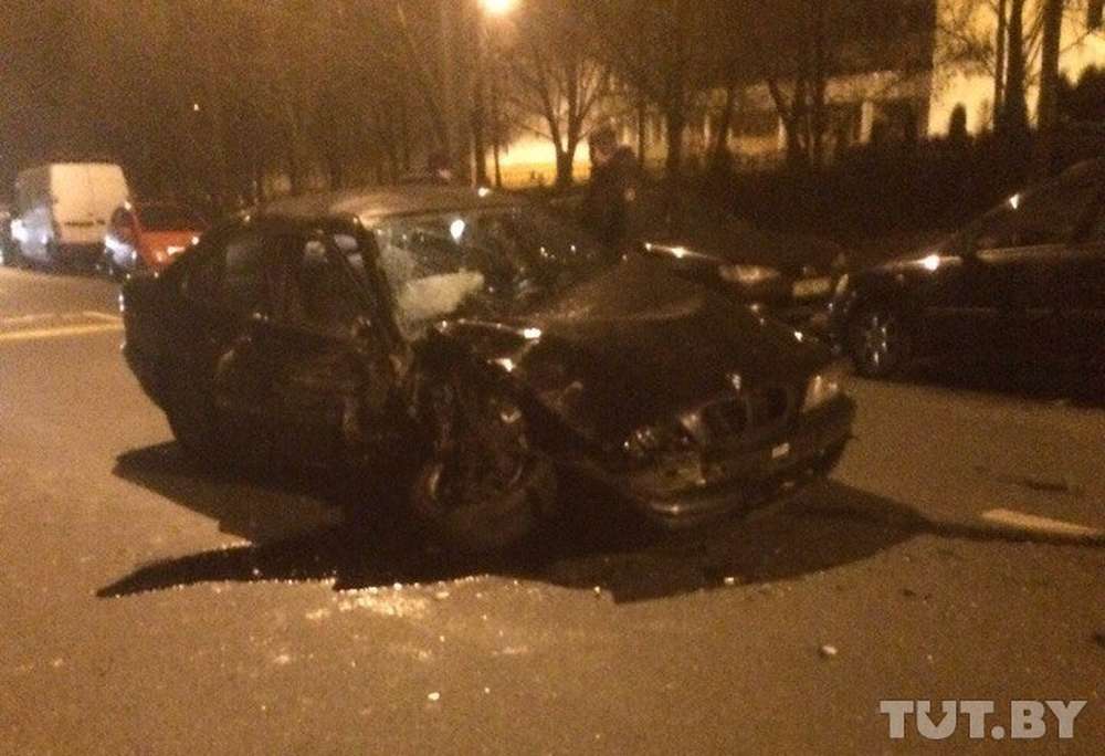 В Минске BMW протаранил 8 автомобилей. Водитель после аварии демонстративно употреблял алкоголь