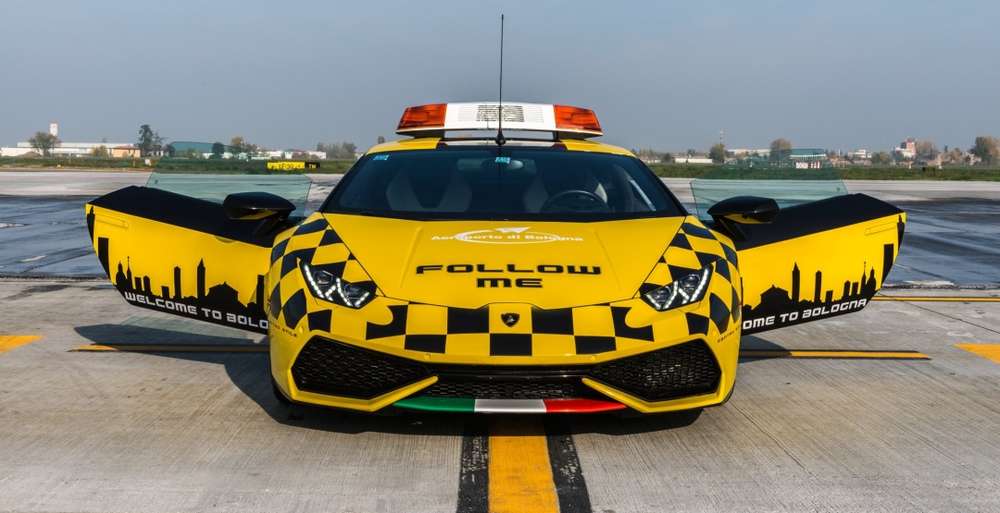 В аэропорту Болоньи начал работать Follow me-кар Lamborghini Huracan