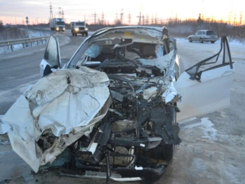 На Ямале мужчина погиб при столкновении BMW и грузовика