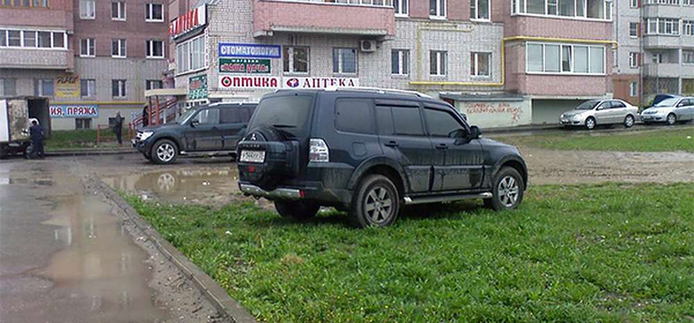 В Подмосковье камеры начнут штрафовать за парковку на газоне