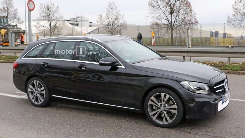 Опубликованы первые фотографии салона обновленного Mercedes C-Class