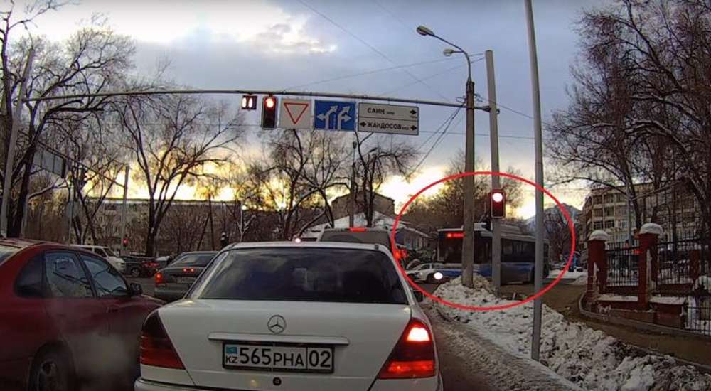 В Алматы автобус проехал на "красный" по встречной полосе