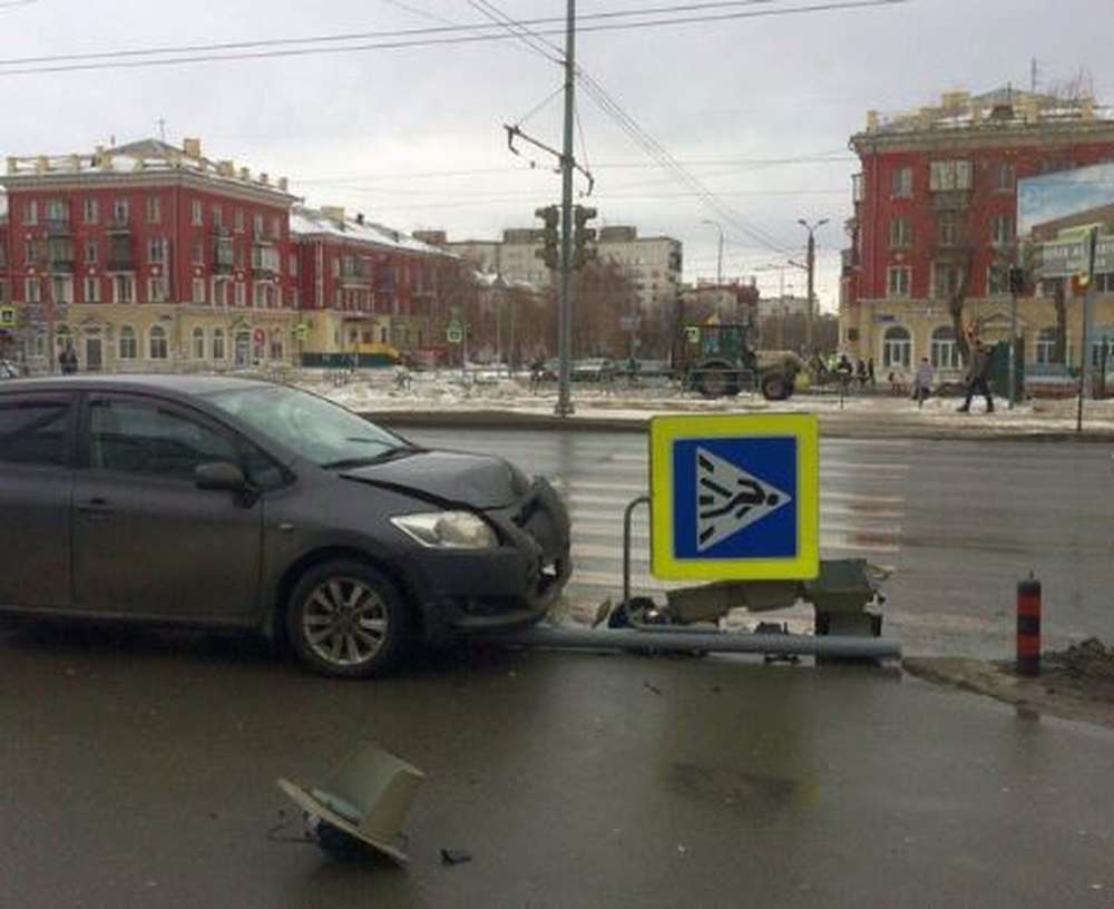 Пешехода сбили на тротуаре. Тойота светофор. Сбил светофор на Машиностроителей Воронеж. ДТП С участием пешехода сегодня Челябинск.