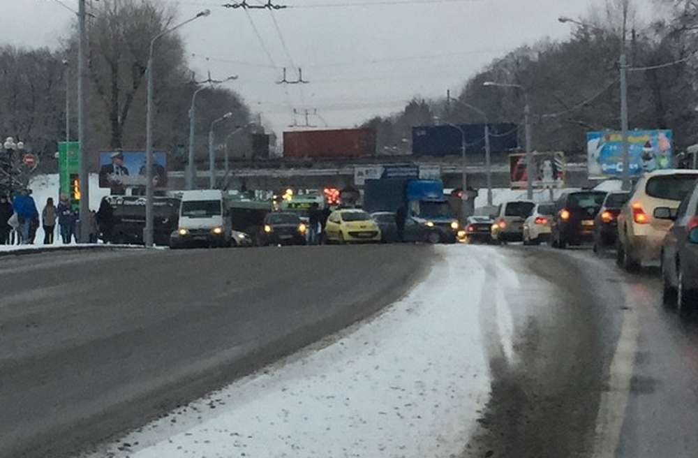 В Минске на улице Свердлова из-за масштабной аварии парализовано движение