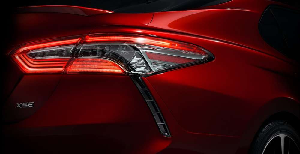 Toyota показала кусочек нового седана Camry