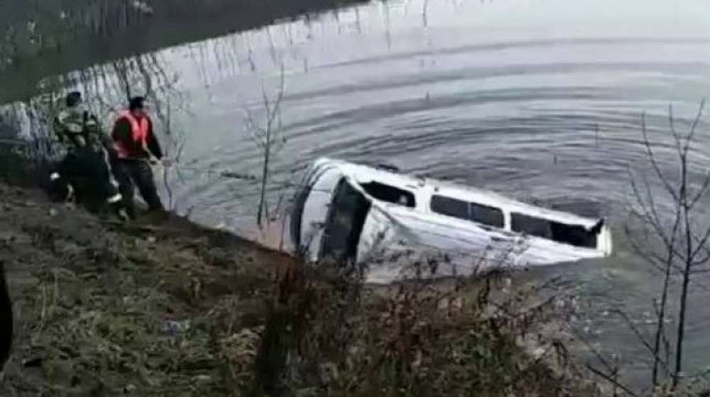 В результате падения автобуса в озеро в Китае погибли 18 человек