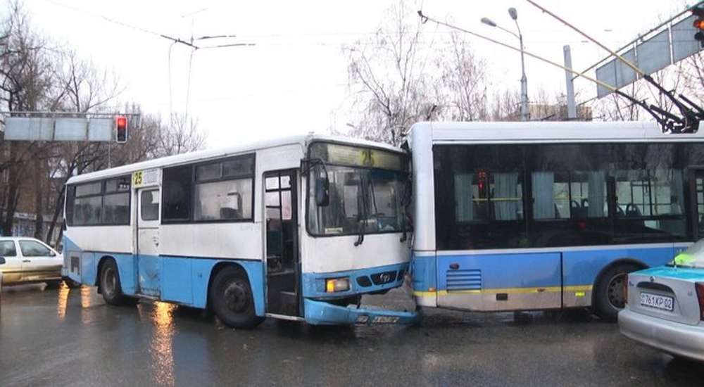 Автобус врезался в троллейбус в Алматы, пострадал ребенок