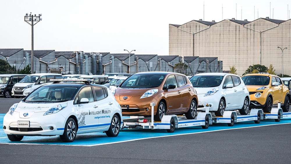 Автономный Nissan Leaf возит прицеп по заводу в Японии
