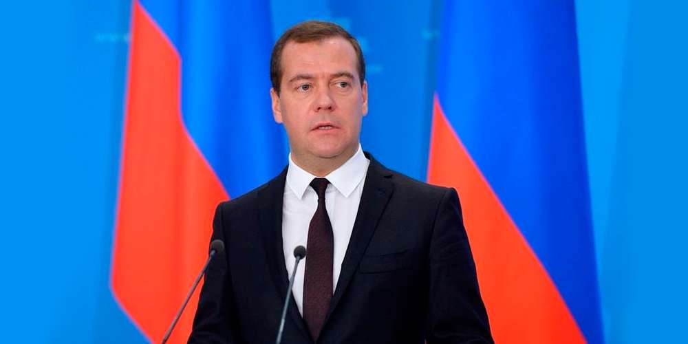 Дмитрий Медведев запретил чиновникам арендовать мощные автомобили