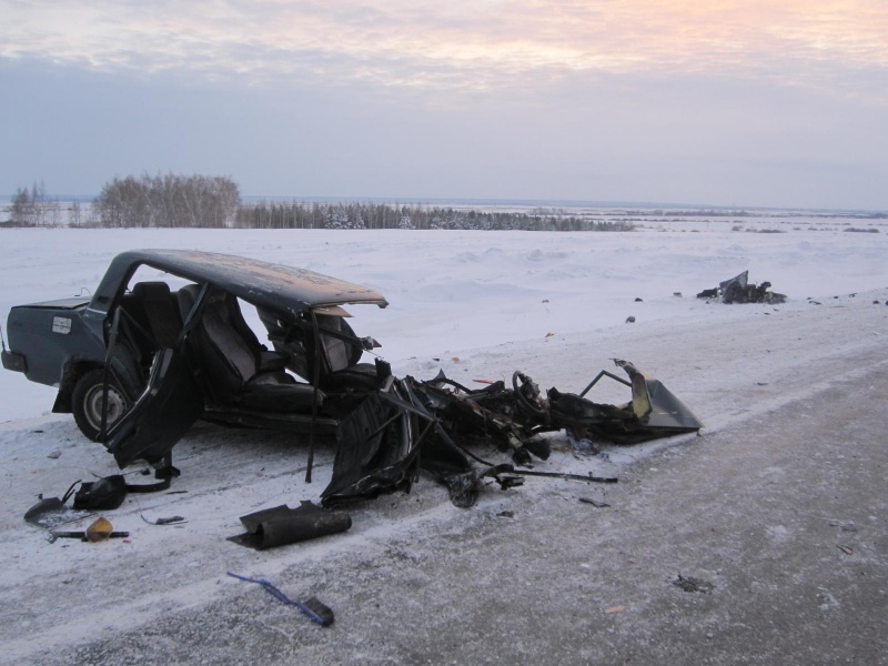 Под Тюменью в ДТП с большегрузом погибли три человека, еще двое пострадали