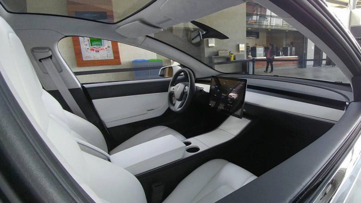 Интерьер Tesla Model 3 оказался весьма лаконичным