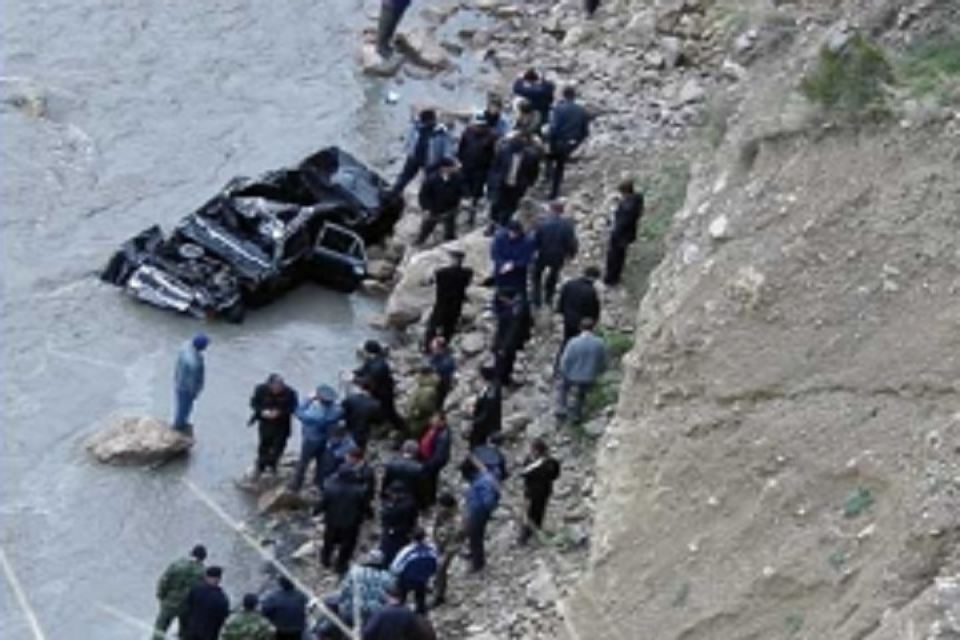 В Дагестане автомобиль «ВАЗ» рухнул в пропасть высотой 75 м, погибли трое