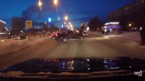 В Нижневартовске автомобиль въехал в остановку с людьми