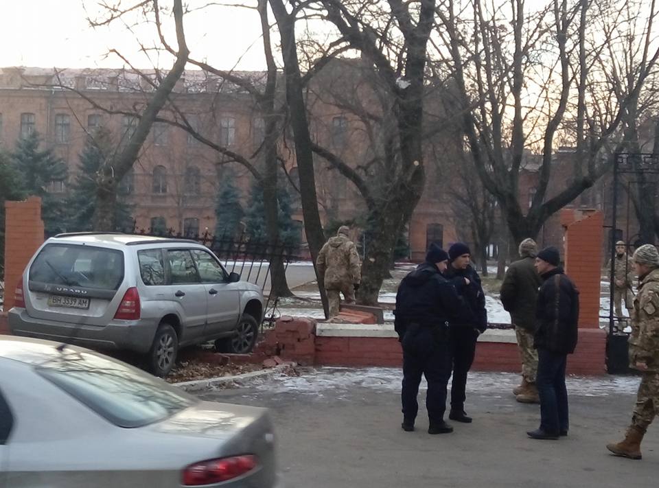 В Одессе Subaru снес забор Военной академии