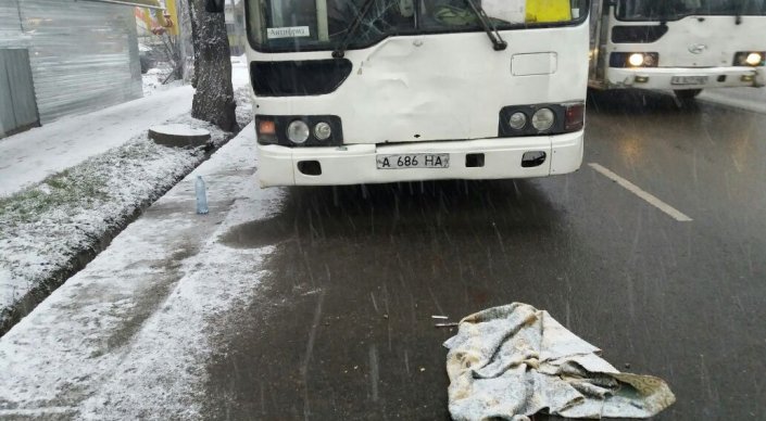 В Алматы автобус на полном ходу сбил насмерть пешехода