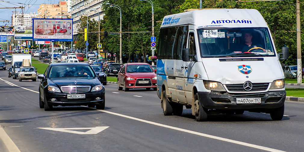 Автомобили с пассажирами предложили пускать на «выделенки»