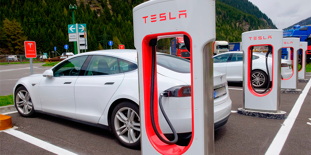 Tesla ввела штрафы за стоянку на зарядных станциях