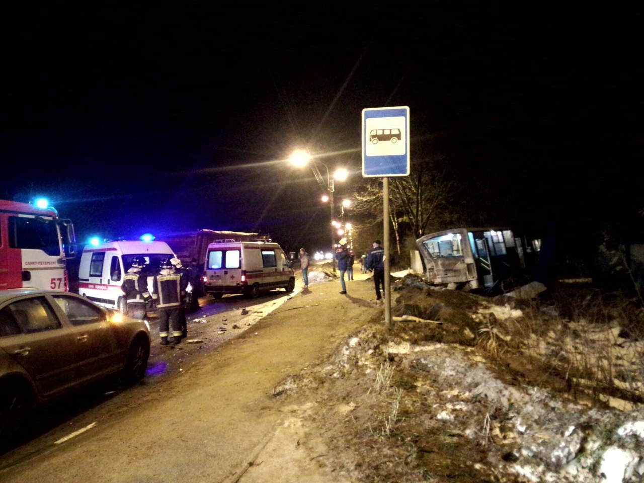 Под Петербургом в результате столкновения автобуса с грузовиком погибли два человека
