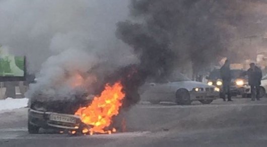 В центре Алматы загорелся автомобиль