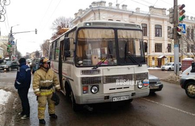 В Калуге пассажирский автобус сбил девушку на переходе