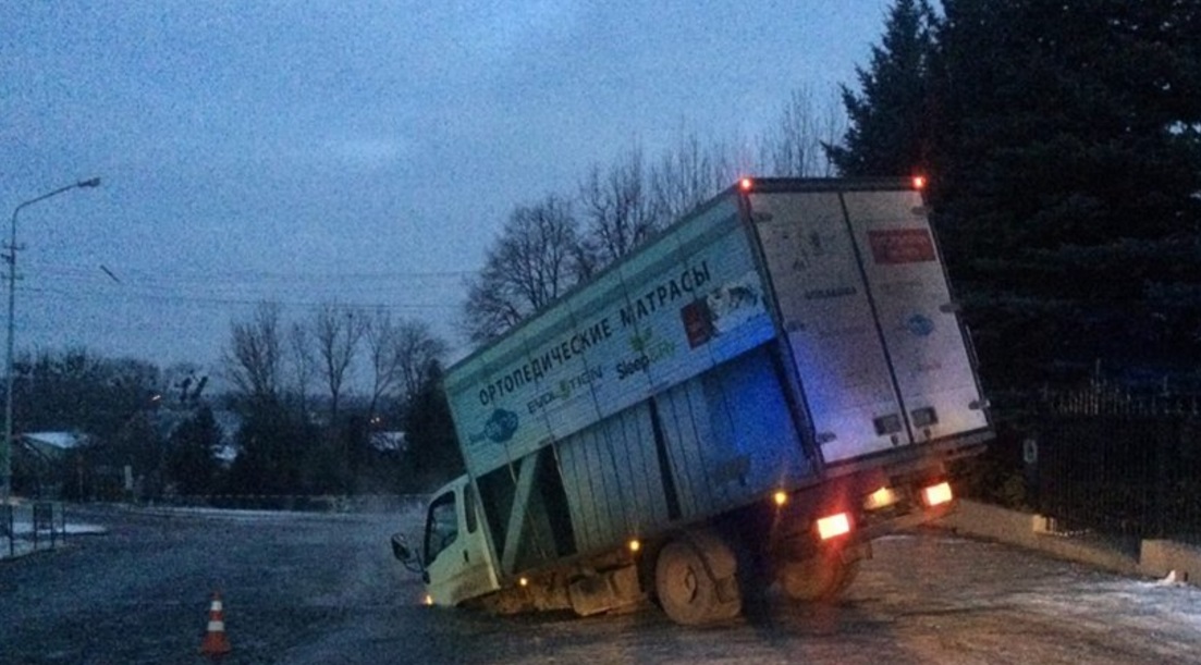 Во Львове под грузовиком провалился асфальт, канализационные стоки вытекают на дорогу