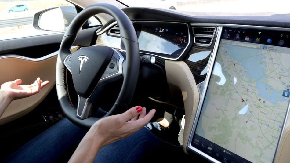 Tesla Motors обновила автопилот у тысячи электрокаров