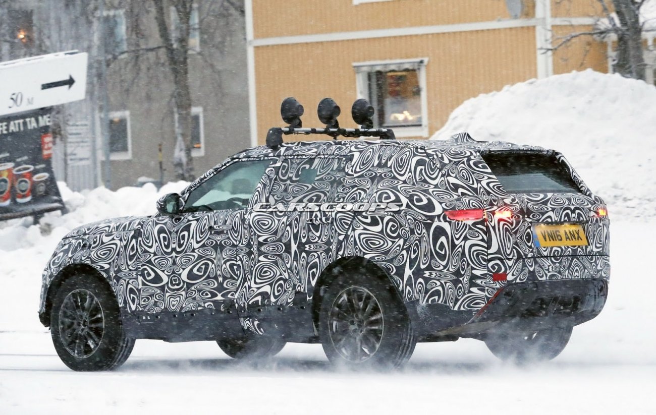 Land Rover вывел на зимние тесты новый спортивный кроссовер