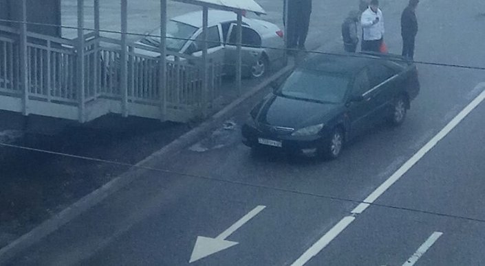 В Алматы автомобиль врезался в лестницу пешеходного моста
