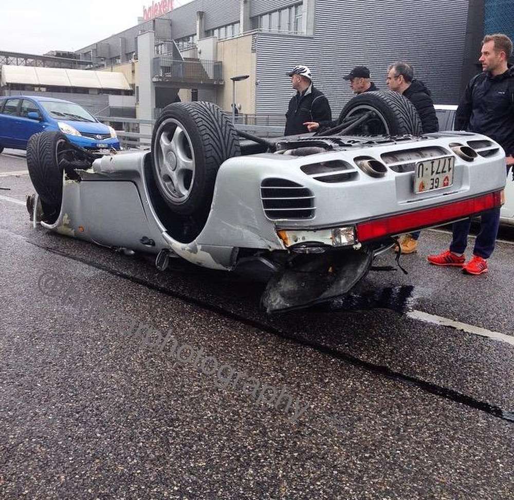 Раритетный Porsche 959 перевернулся на скользкой дороге в Женеве