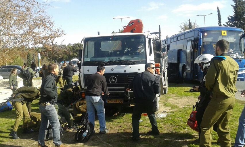 Грузовик въехал в пешеходов в Иерусалиме