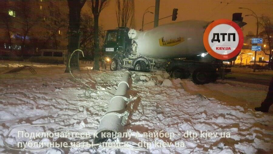 В Киеве нетрезвый водитель бетоновоза устроил ДТП с пострадавшими