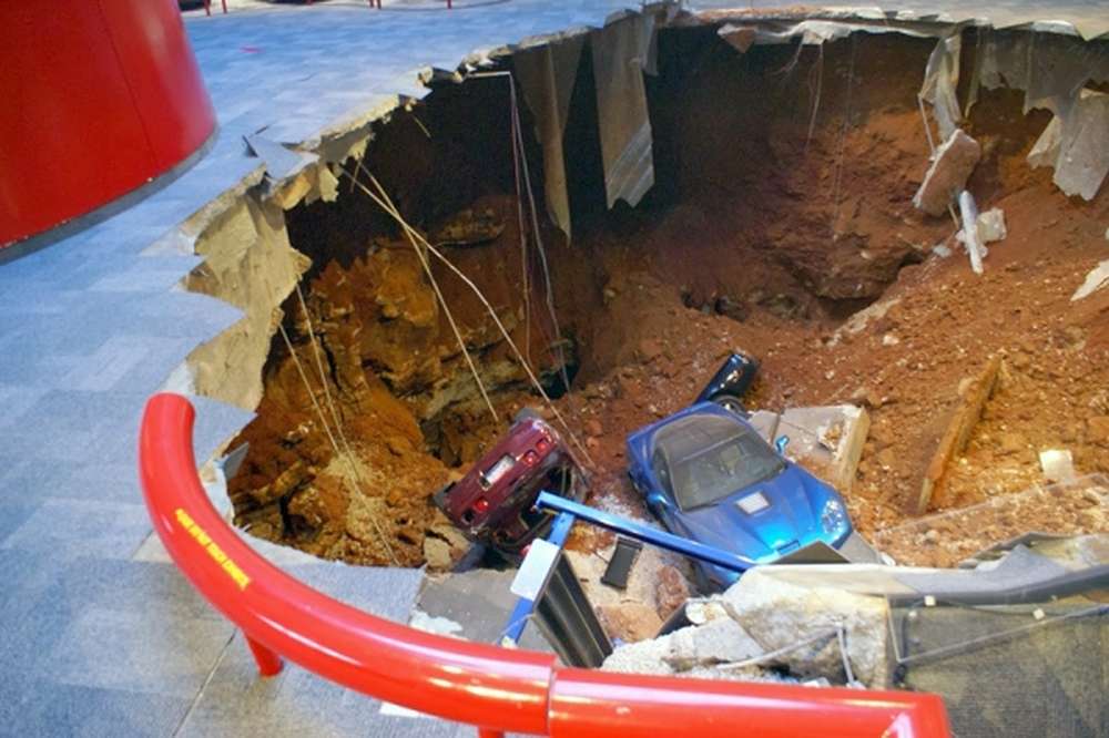 Обвал пола в автомузее "похоронил" несколько уникальных спорткаров